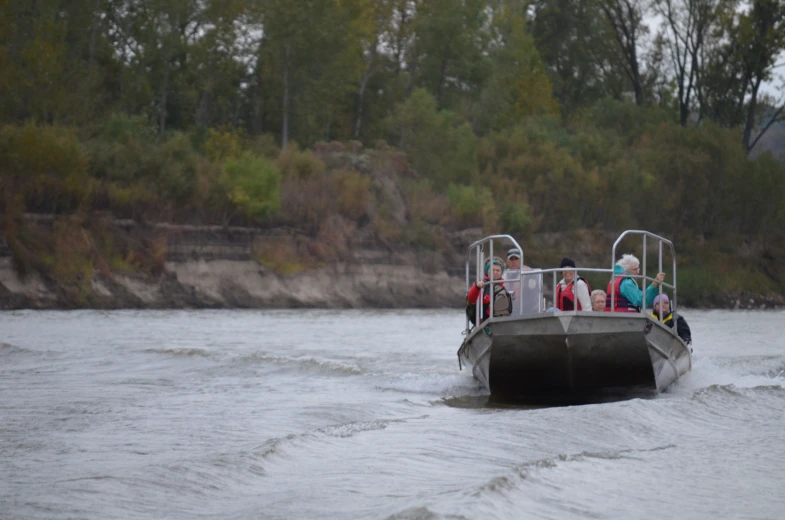 there is a boat with two people on it traveling through the water