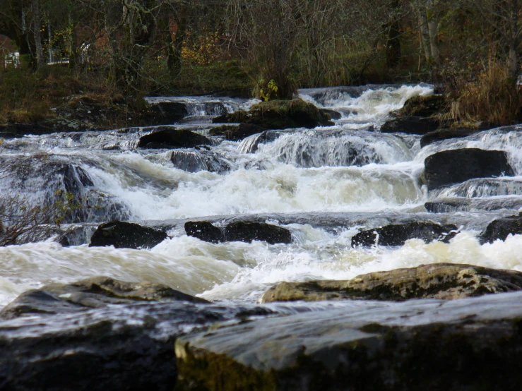 there are many rapids in the water