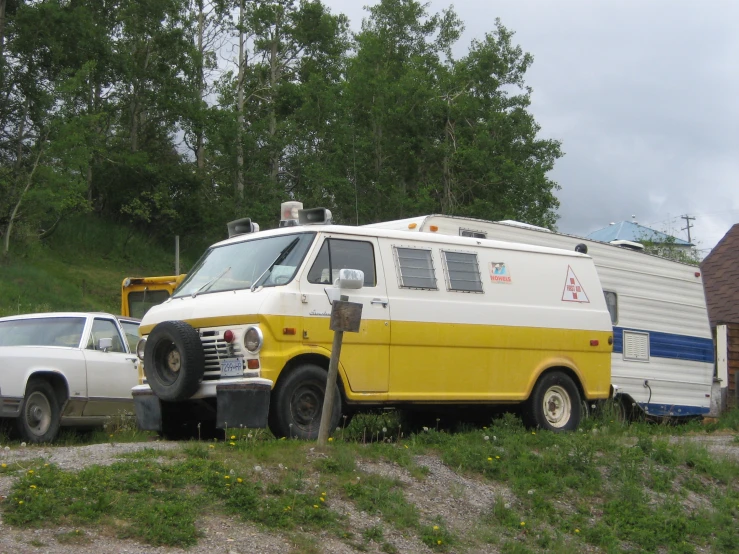 an old camper van is parked in the parking lot