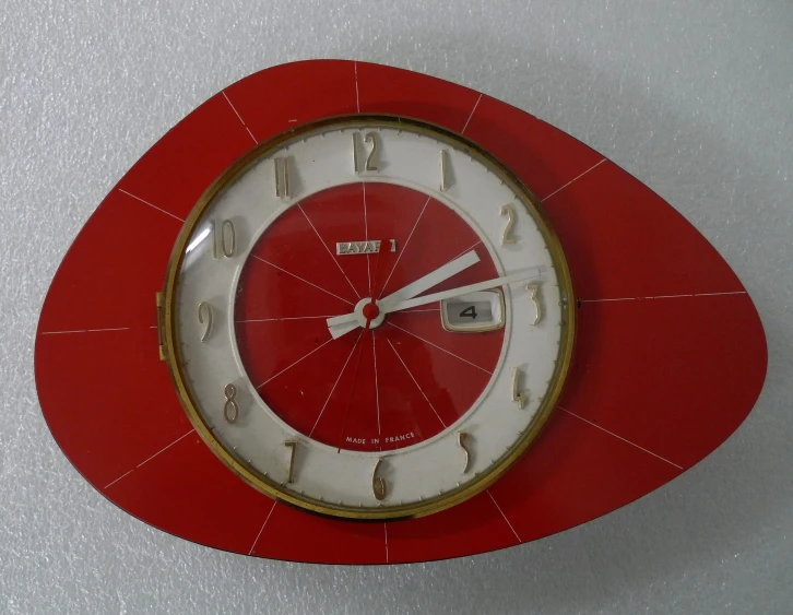a clock made to look like an image of a human eye