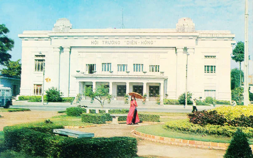 the woman is walking in the courtyard of the building