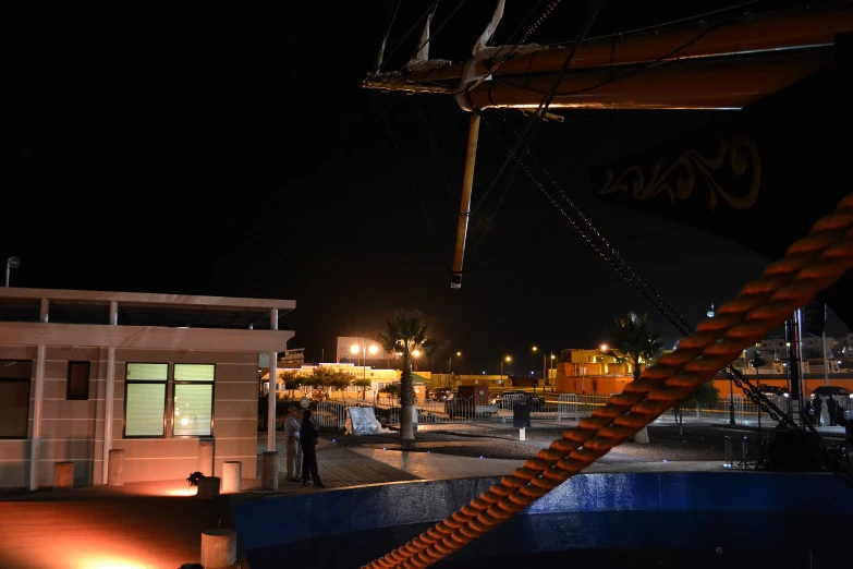 a rope is wrapped around the top of a boat at night