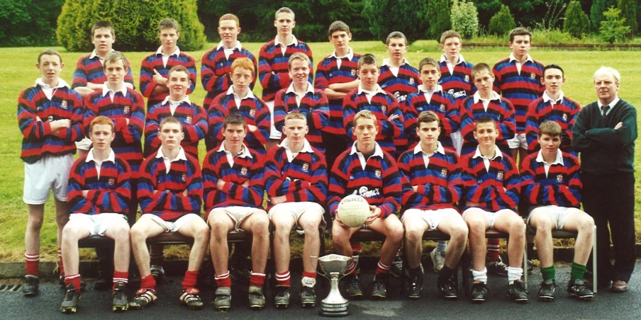 the team of a rugby match is posed for a po