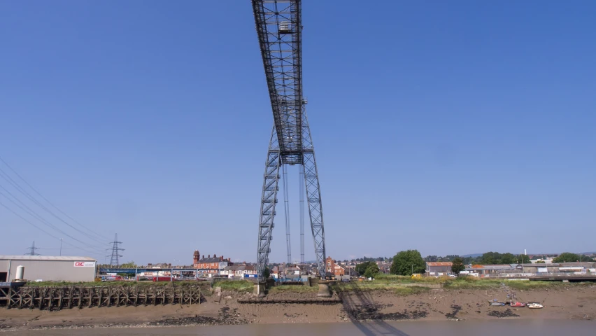 a crane that is attached to the top of a rail