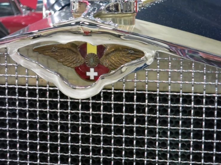 the emblem on the front grille of an old - fashioned car
