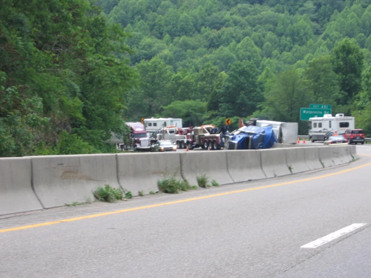 a roadway with some cars and trailers on it