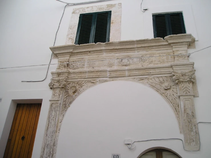 there is an arch and window on the side of this building