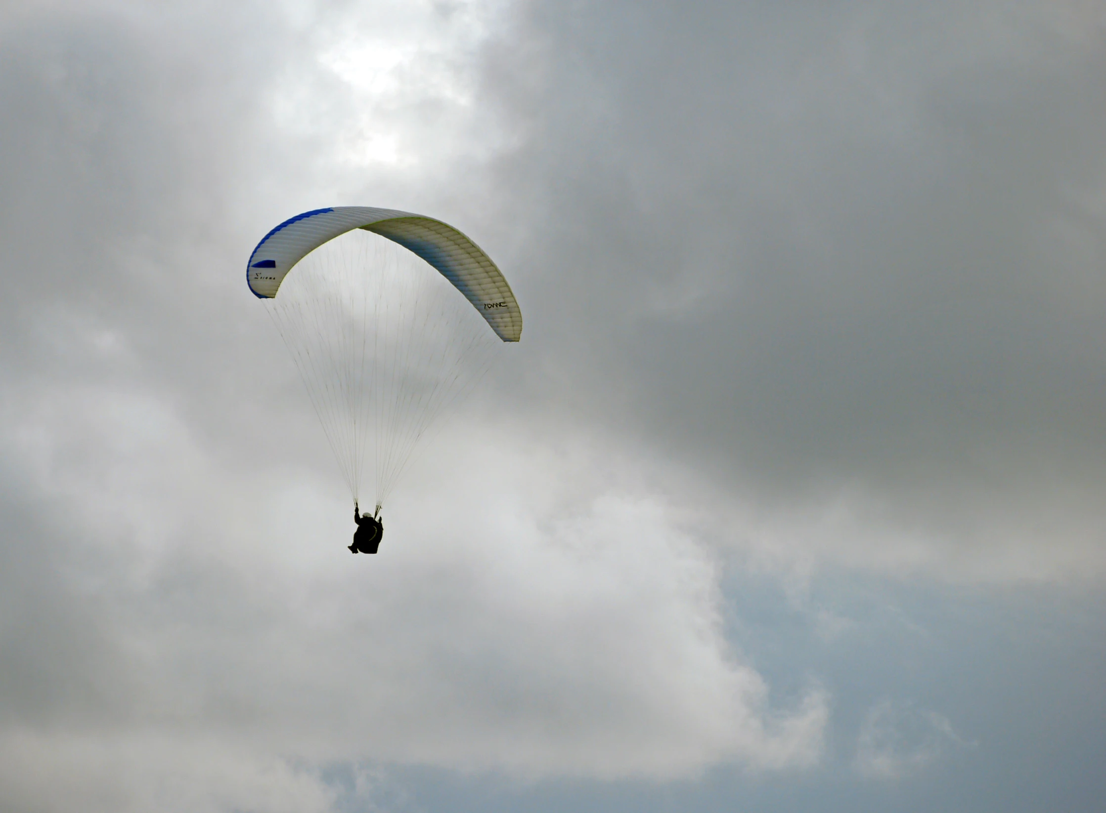 someone falling off of their parachute while para - sailing