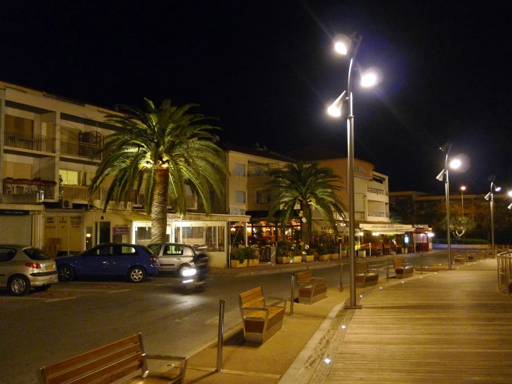 the boardwalk has benches and tables, along with a lot of street lights