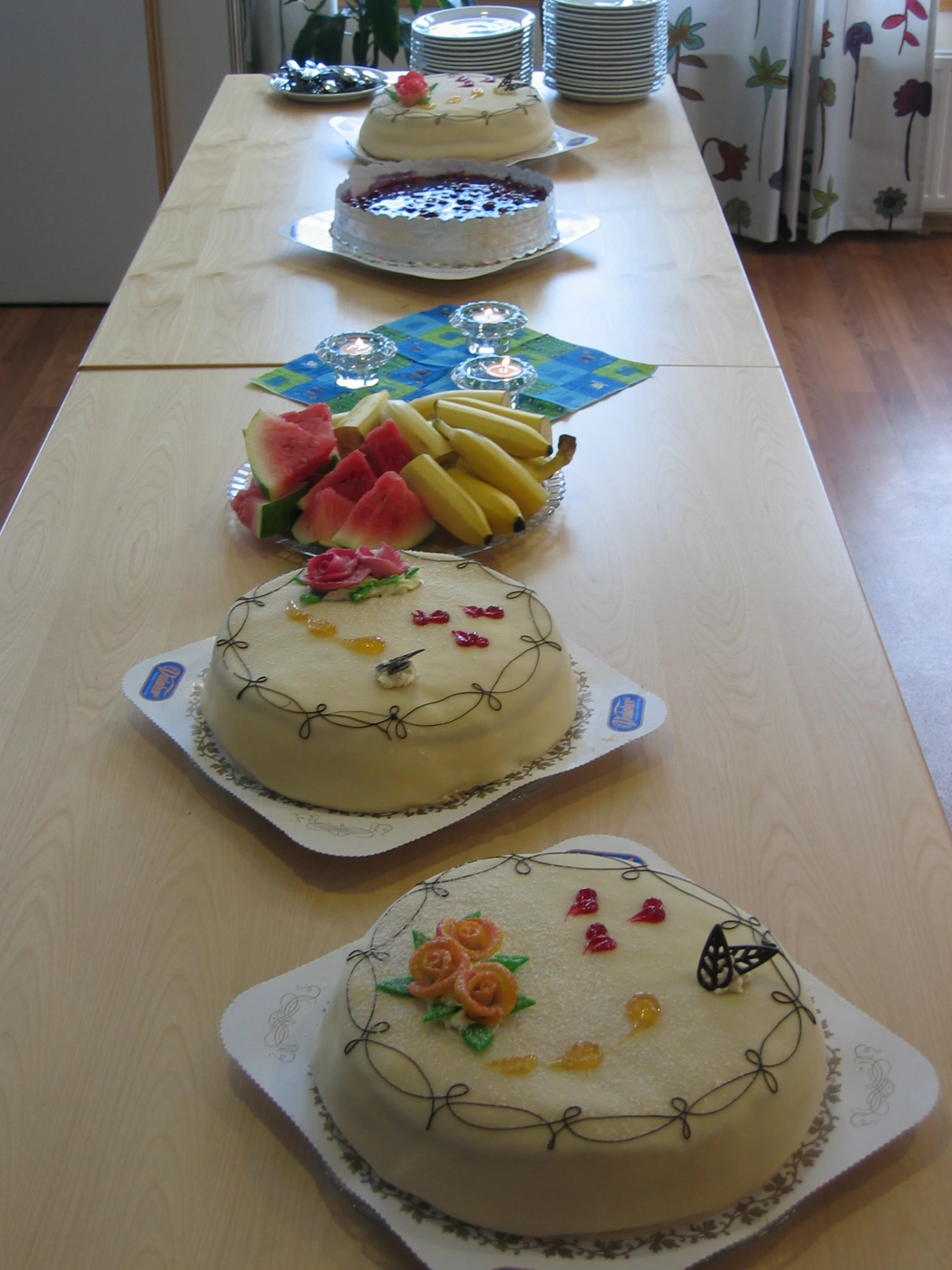 there are many cakes decorated with fruits on the table