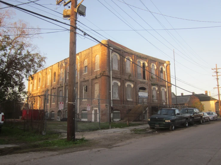 a building sitting on the side of the street