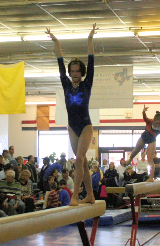 two people are on a horizontal parallel paralleled on the balance beam