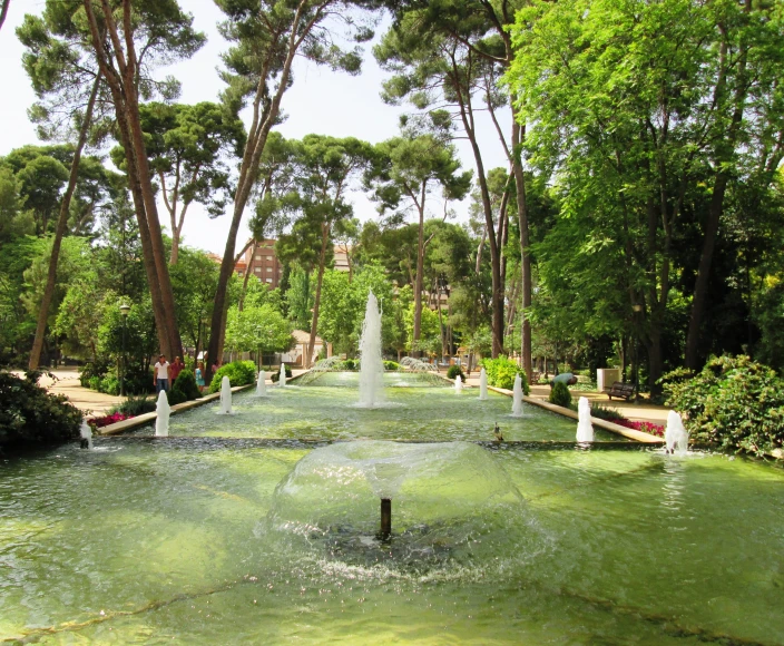 there is a fountain in the middle of a pond