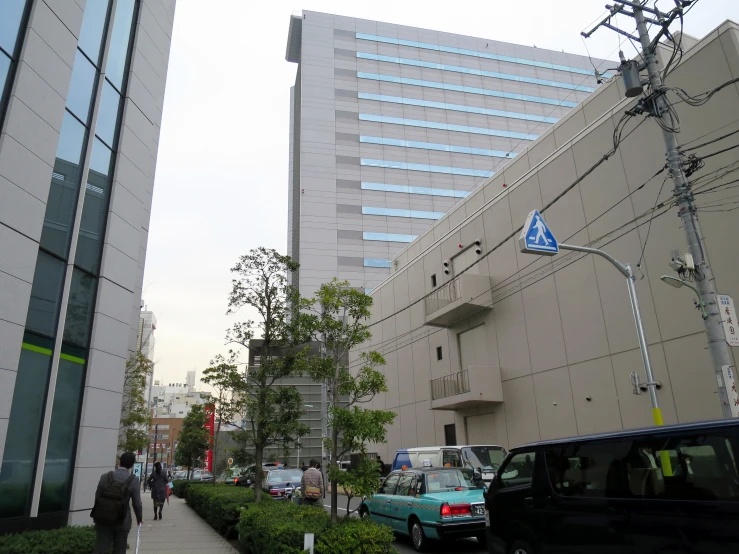 a city scene with cars parked near a building