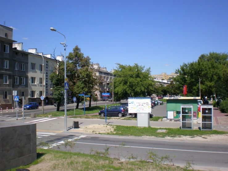 a car parked in front of an empty building