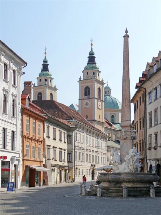 a fountain is shown in the center of the city