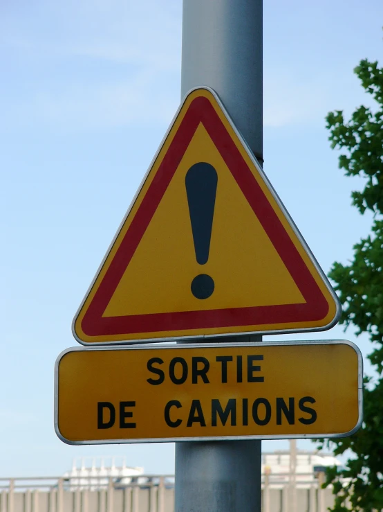 a street sign is posted on the pole in spanish