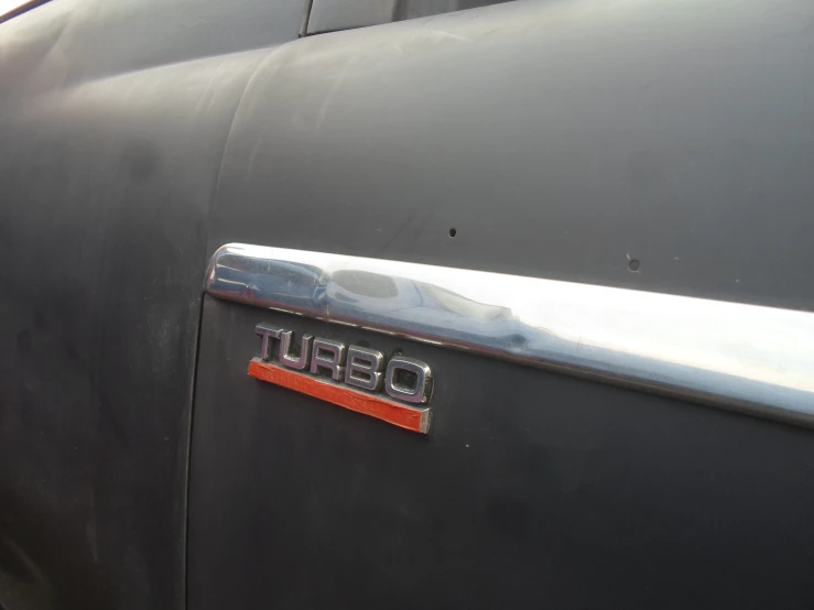 an old car logo is shown on the side of the car