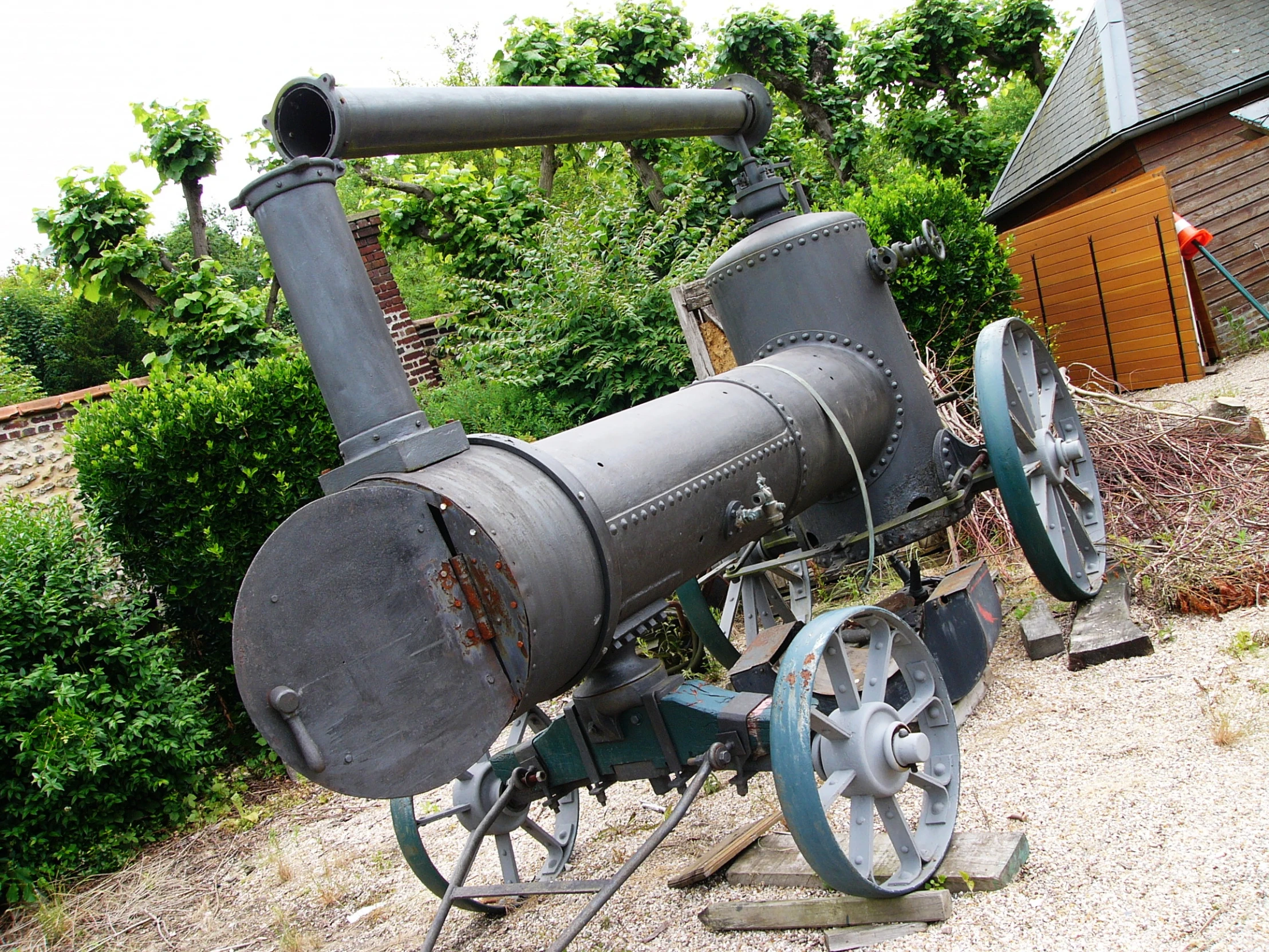 an old fashioned train that is on the ground