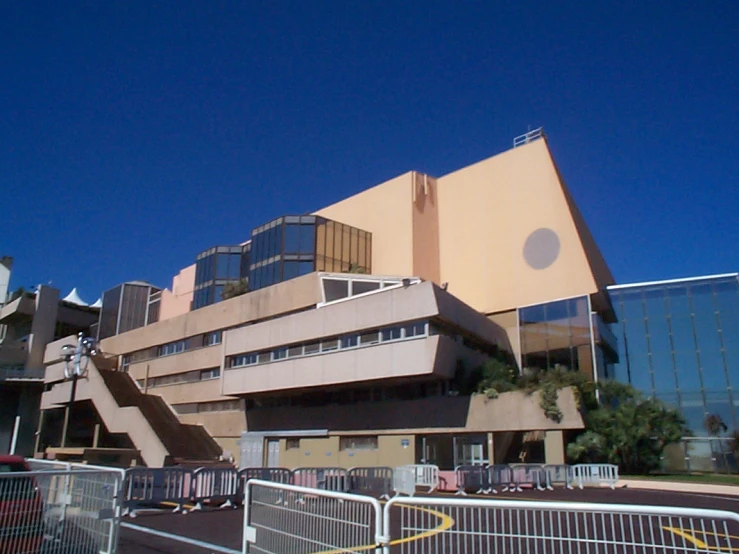 there is a very large building with stairs leading up it