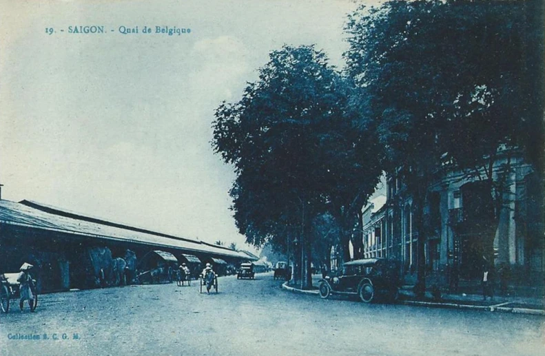 a vintage po shows old fashioned carriages and horse drawn carriages in an empty, city street