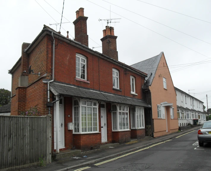 a row of brick houses sitting next to each other