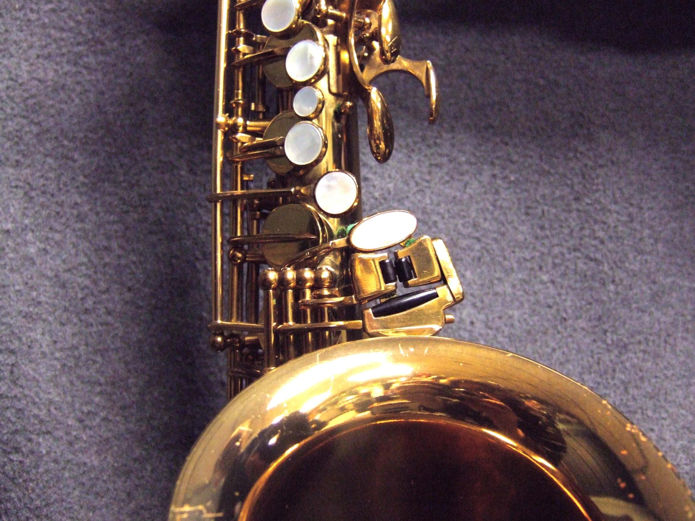 a close up of a saxophone with its musical instruments