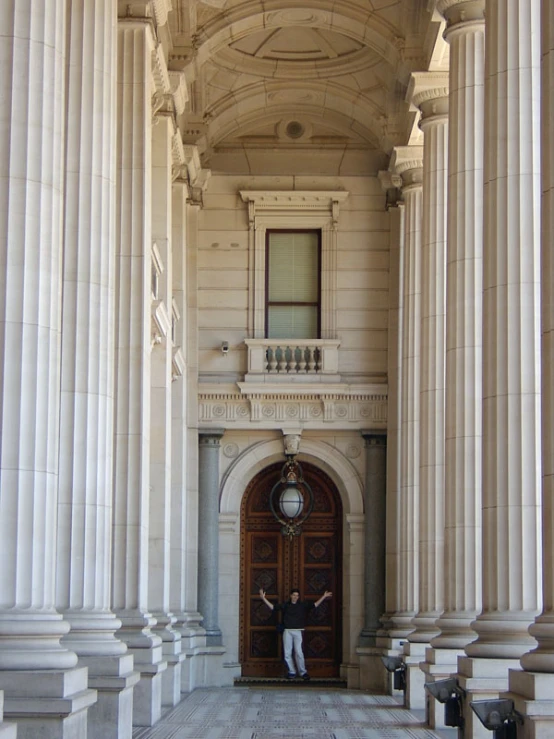 a very long building with some big pillars and a doorway