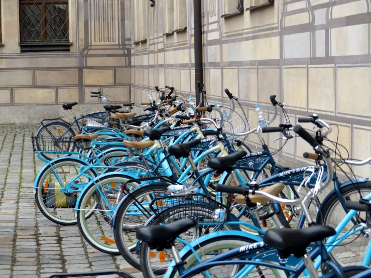 a bunch of bikes lined up in front of a building