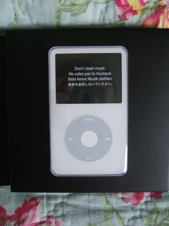 an old model ipod sitting on top of a table