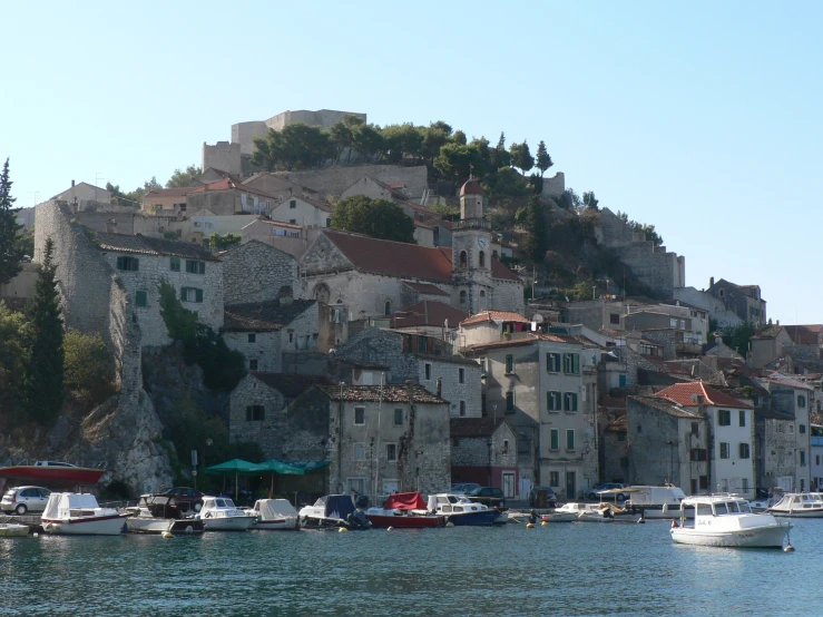 a boat floating on top of the water near a shore