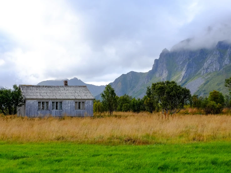 a po of a house in the middle of a field