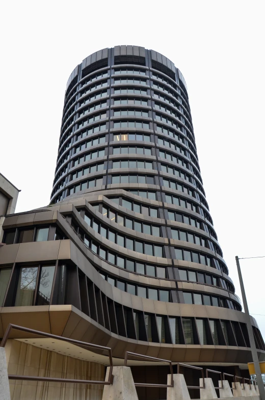 an architectural view of a skyscr building in the day