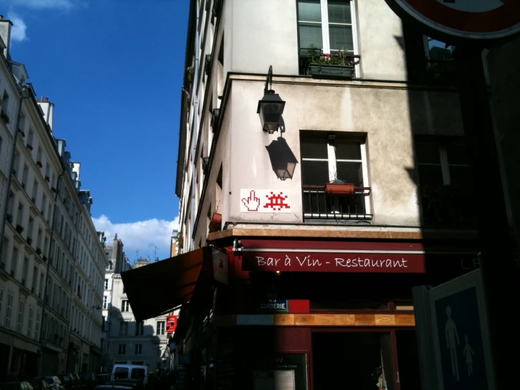 a small restaurant in the middle of a street