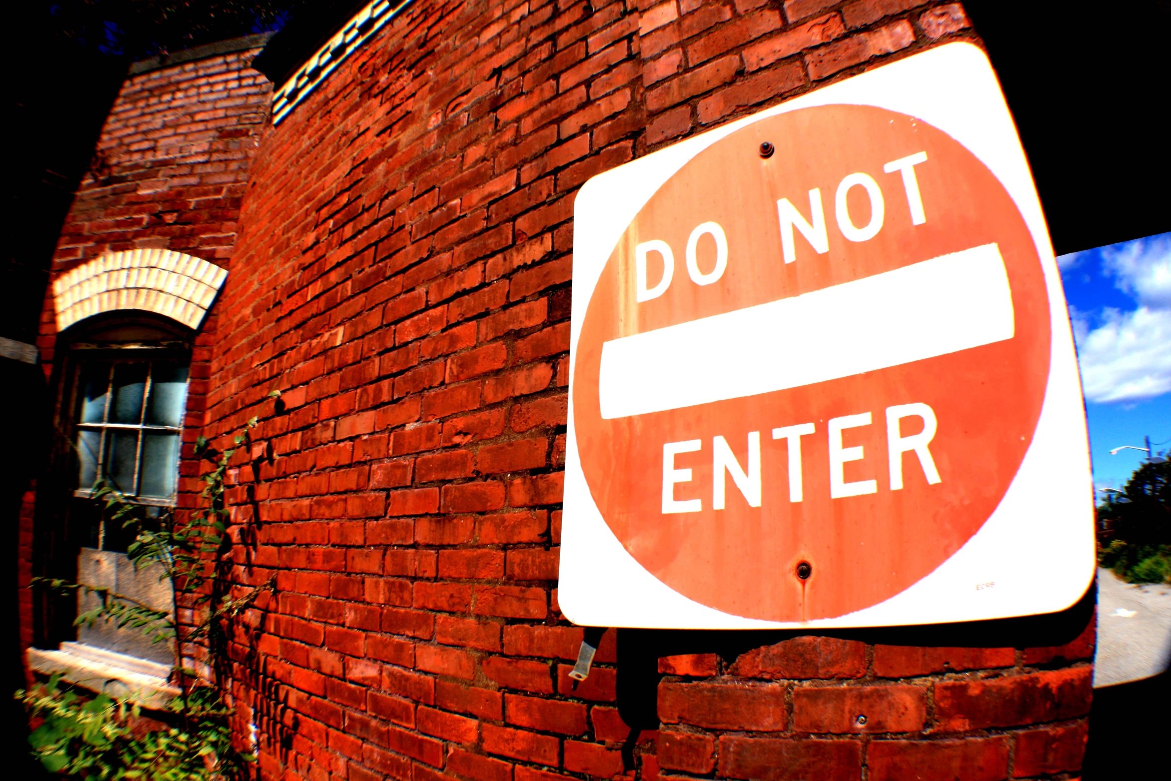 a close up of a red and white do not enter sign