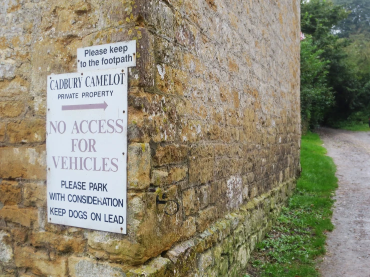 there is a sign on the wall that warns that the access for vehicles