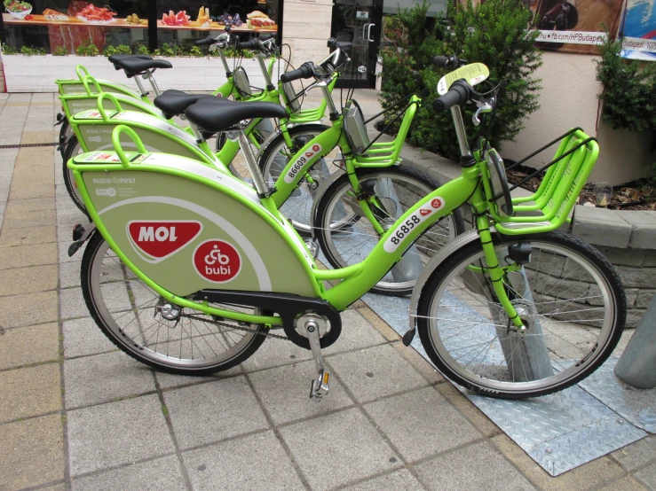 there is a row of bikes that have green tires