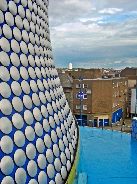 there is an artistic blue and white sculpture