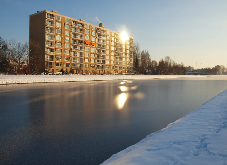 a building is by the edge of the lake