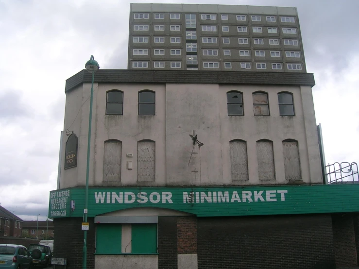 this is a tall building that has the name windsor finnmarket on it