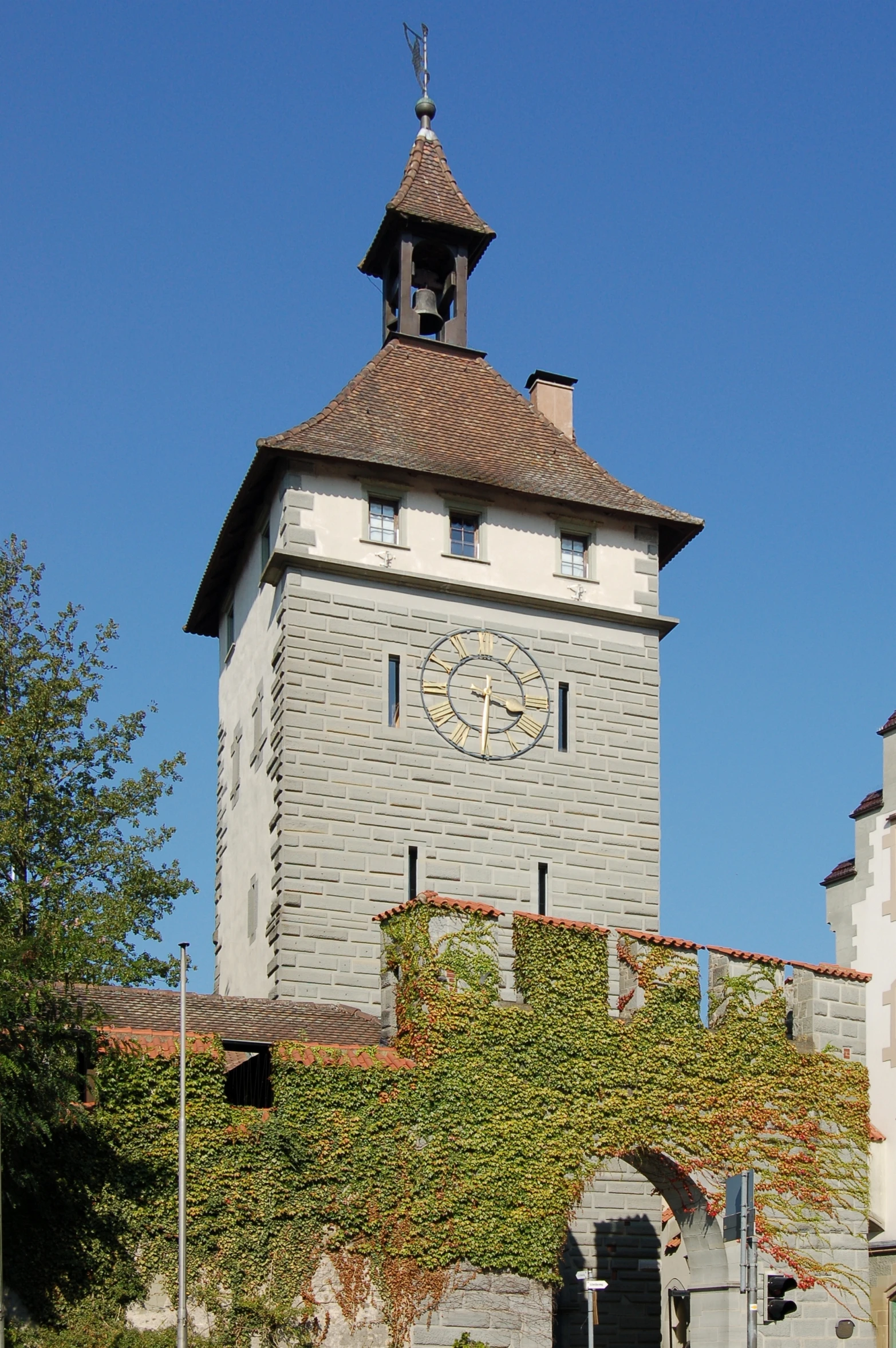 a building with vines growing over the wall on top