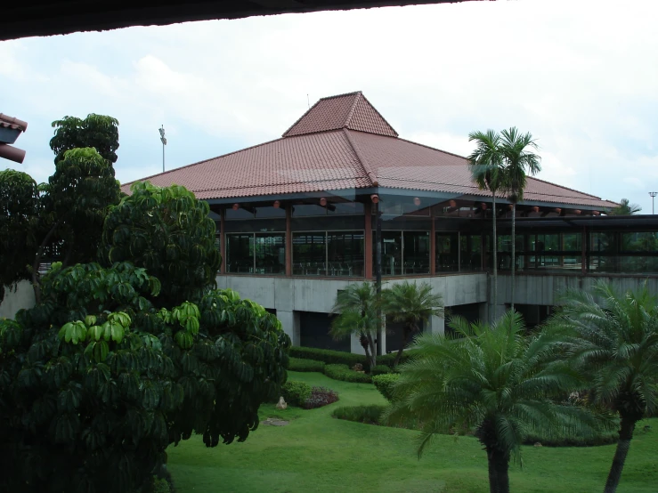 a large building is near some palm trees