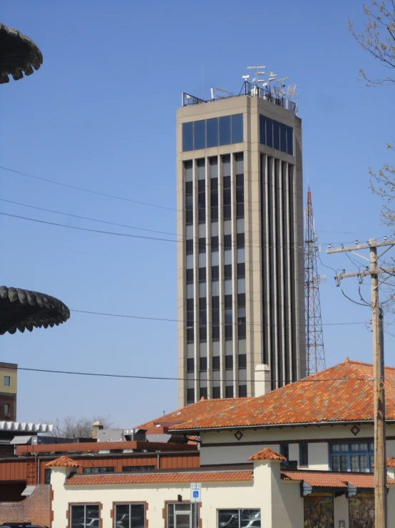 this tall skyscr building is next to a big city