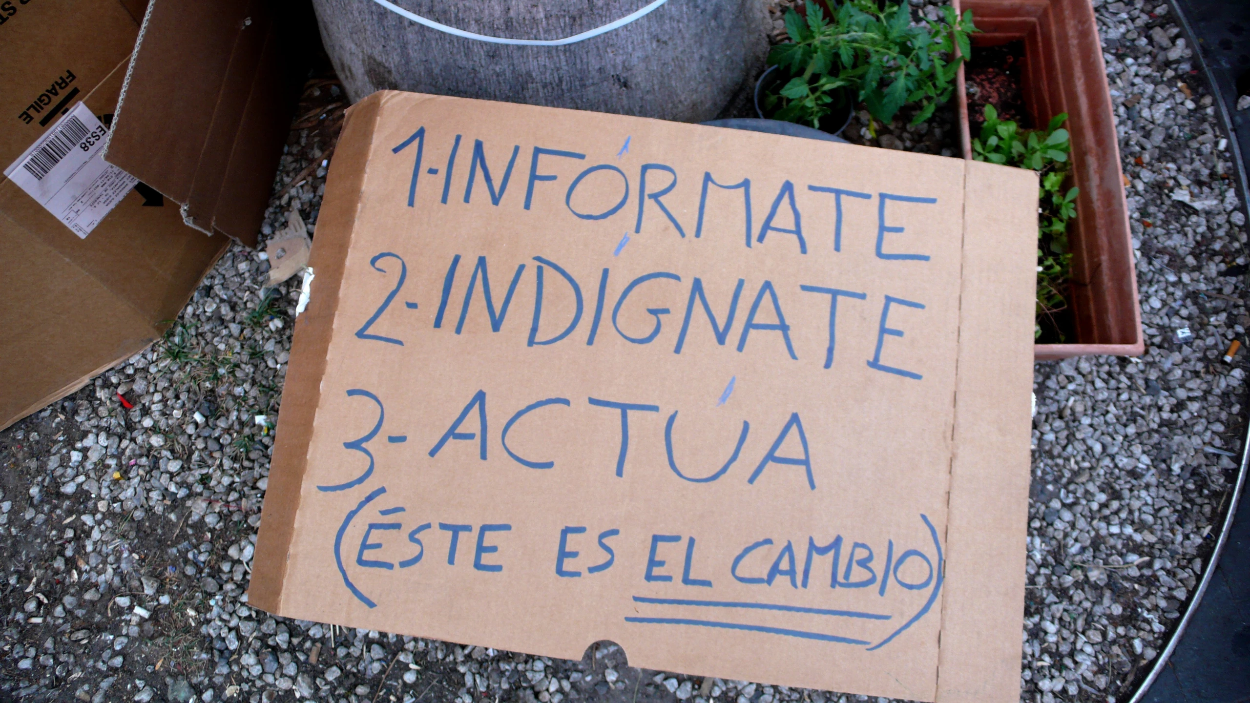 a brown sign that is sitting on some kind of ground