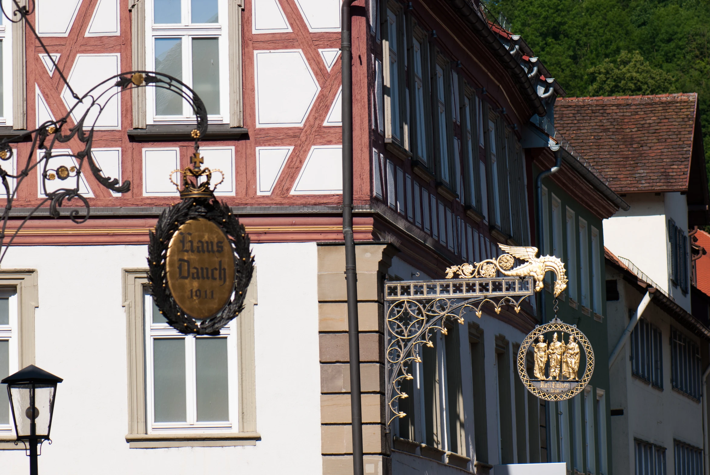 a sign that says city center next to many buildings