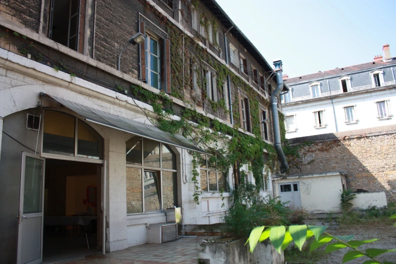 an old building with vines growing all over it