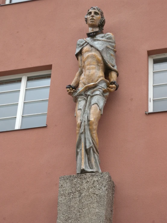 there is a statue that is on the wall