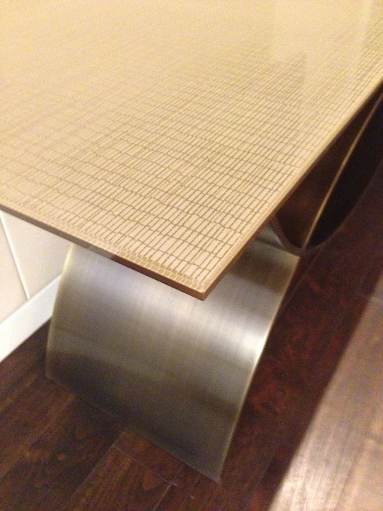 the table is made with stainless steel