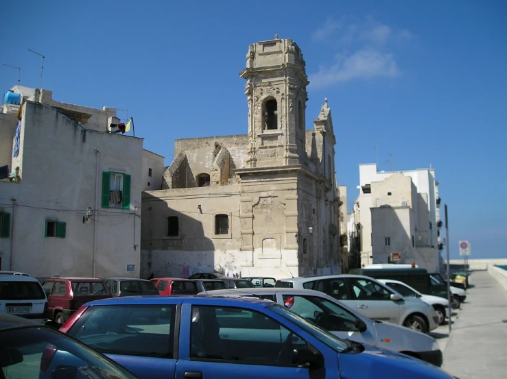 a large building and many cars in the parking lot