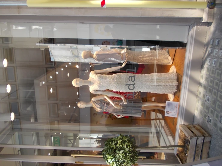 there are two mannequins in the store window
